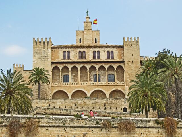 27.03.2012 Palma de Mallorca - Spanien. 
Stadt Palma.                                                                                
Palma de Mallorca. 
Königspalast Palau de l'Almudaina, 13. Jhdt.
Heute dient der Königspalast Palau de l'Almudaina dem spanischen Königspaar als Amtssitz, wenn sie Mallorca besuchen.