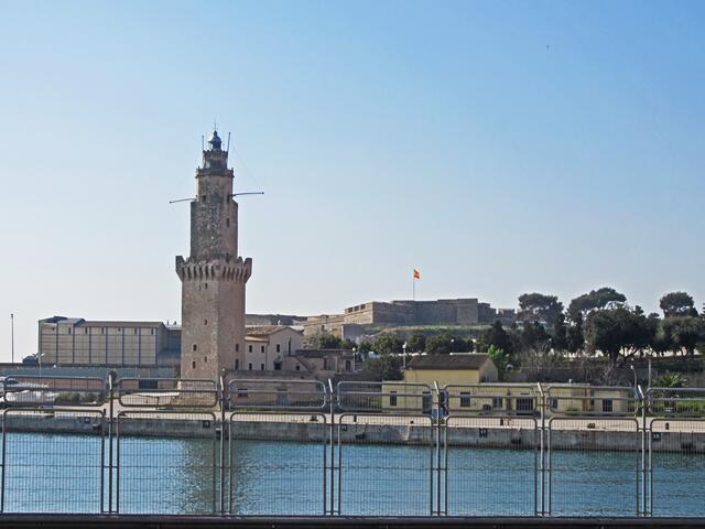 27.03.2012 Palma de Mallorca - Spanien. 
Stadt Palma.                                                                          Die kleine Bucht Cala de Porto Pí
liegt südwestlich des Port de Palma.
An beiden Seiten der Einfahrt 
in die Bucht Cala de Porto Pí 
befinden sich zwei Türme:
2. Torre de Porto Pi (1612). 
Auch Senyals Turm oder Leuchtturm Portopí genannt.                Castillo de San Carlos (1610-1612). (rechts).
Heute Military Museum (Palma de Mallorca).