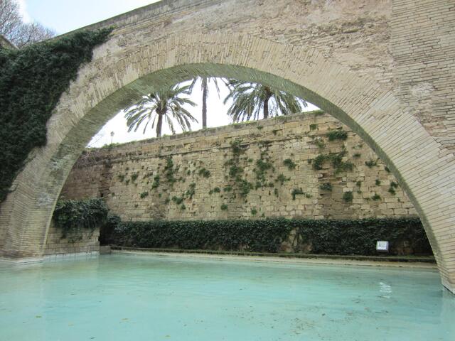 27.03.2012 Palma de Mallorca - Spanien. 
Stadt Palma.                                                                                
Palma de Mallorca. 
Jardins de s'Hort del Rei - Königsgarten.
1. Arc de la Drassana Musulmana.