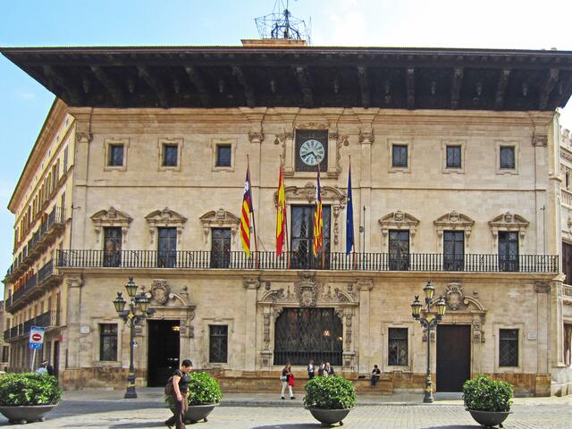 27.03.2012 Palma de Mallorca - Spanien. 
Stadt Palma.                                                                          Rathaus von Palma.
Ajuntament de Palma.
Fassade Barock. (1649-1680) .
Balkon mit 7 Fenstern. 
Große Uhr (En Figuera).