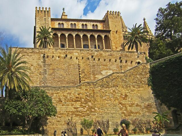 27.03.2012 Palma de Mallorca - Spanien. 
Stadt Palma.                                                                                
Palma de Mallorca. 
Königspalast Palau de l'Almudaina, 13. Jhdt.
Heute dient der Königspalast Palau de l'Almudaina dem spanischen Königspaar als Amtssitz, wenn sie Mallorca besuchen.