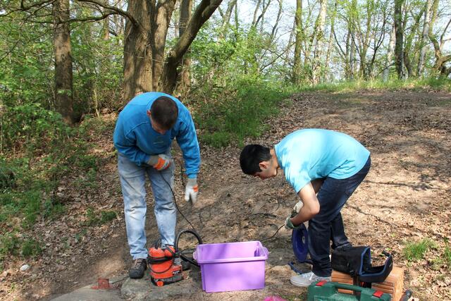 Mitten im Wald wird eine Baustelle eingerichtet, damit ein Winterquartier optimiert werden kann. Viel Werkzeug muss geholt und aufgebaut werden.