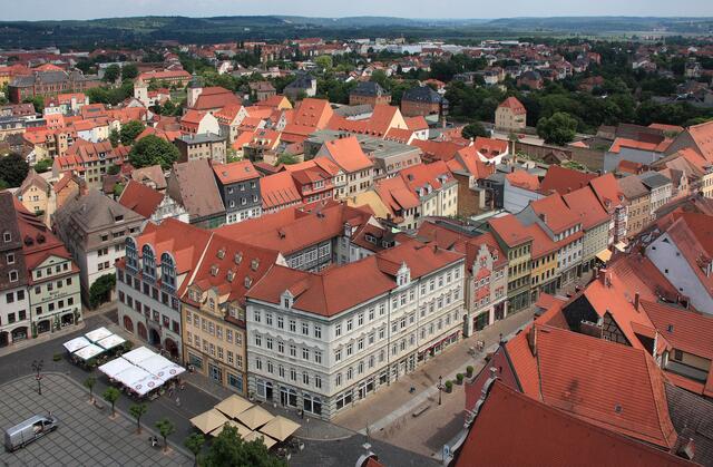 Blick nach Nordosten mit einem Teil des Marktplatzes (li. unten) und der Jakobsstraße (rechts im Bild)