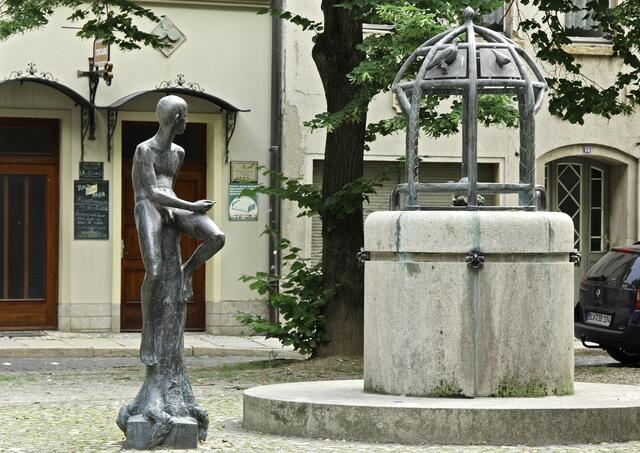 Vogelfängerbrunnen vorm Eigang der Kirche