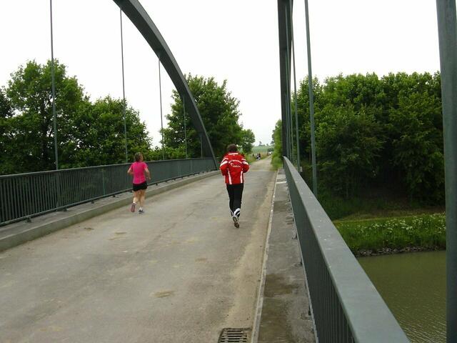 Über die Mittellandkanalbrücke führt die Strecke in die Feldmark von Rethmar.