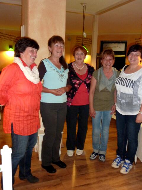Cornelia, Shima, Rashia, Tina und Mandy können gar nicht mehr mit dem Lachen aufhören.