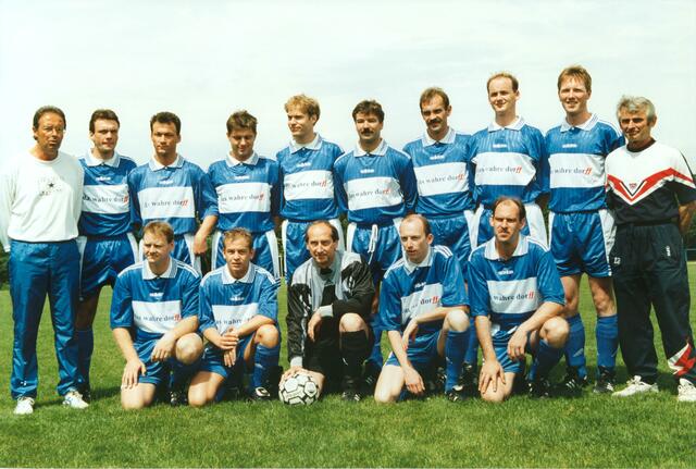 vorne links, kurz vor dem Pokalfinale 1998