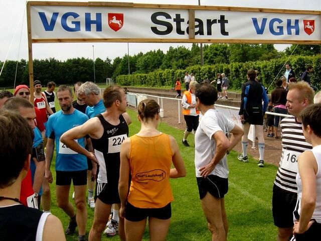 Das Starterfeld zum 10,5-Kilometer-Lauf sammelt sich.