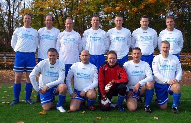 ganz rechts: 2005 vor dem Spiel in Rethen