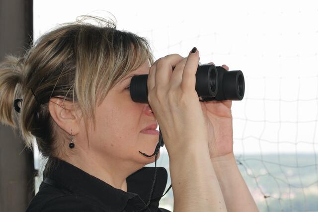Mit Fernglas sieht man (Frau) ja noch mehr!