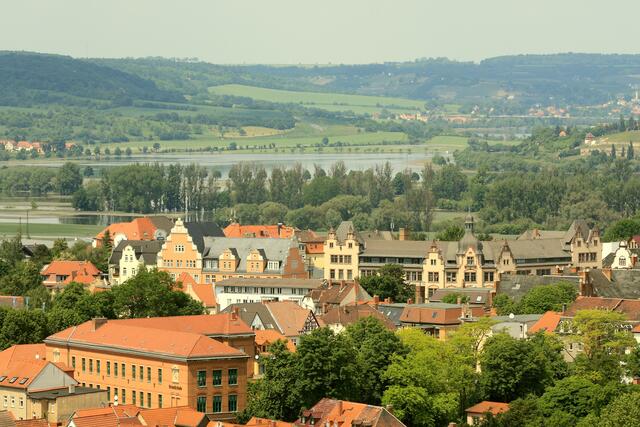 Blick über die Jägerstraße zu den derzeit überfluteten Saaleauen