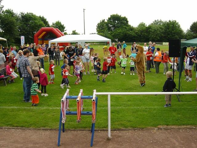 Aufwärmgymnastik für die Teilnehmer am Bambini-Lauf.
