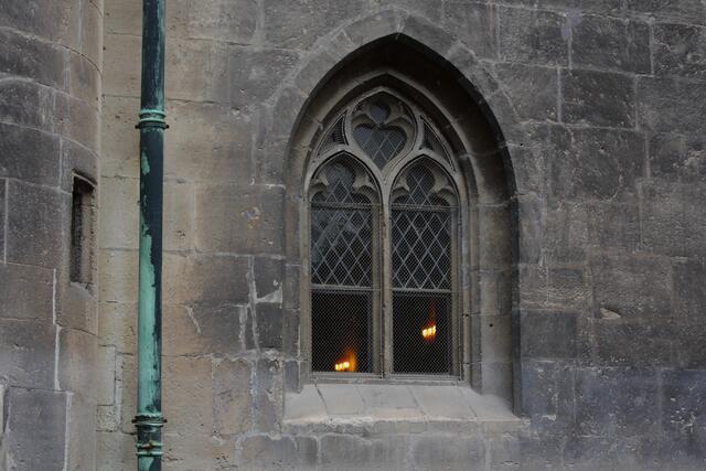 In der Kirche leuchten Kerzen- wir gehen hinein...