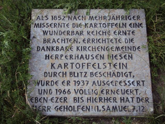 Die Tafel erklärt auch den in der Bibel nicht (mehr) so Bewanderten die Bedeutung des Wortes "Ebenezer".