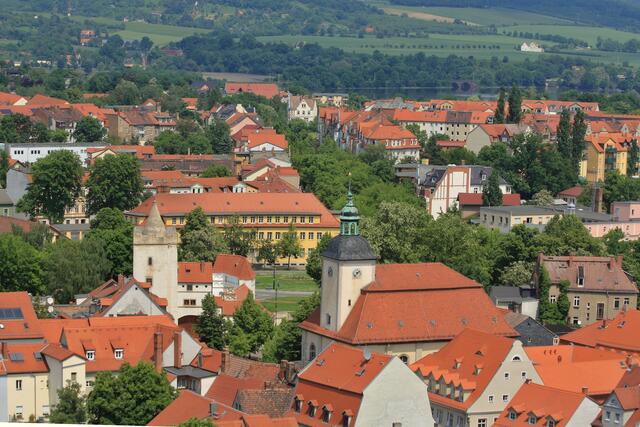 Das Marientor (links) und die barocke Marien-Magdalenen-Kirche (rechts daneben), dahinter das Postgebäude