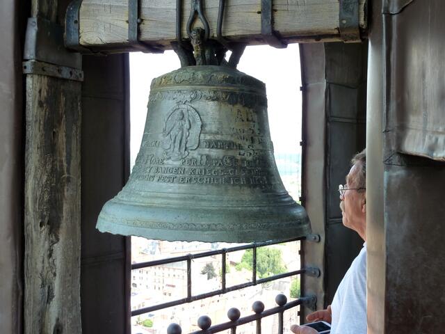 Helmut bestaunt die Glocke.