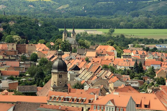 Blick über die Othmarskirche zur Moritzkirche