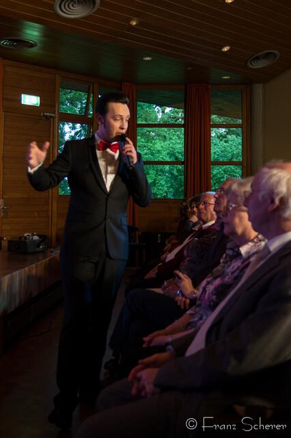 Große Musical und Operettengala in Aichach - Armin Stöckl mit großer Stimme ganz nah am Publikum