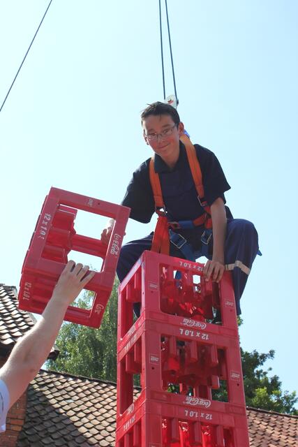 Max (JF Harkenbleck) macht es nach.