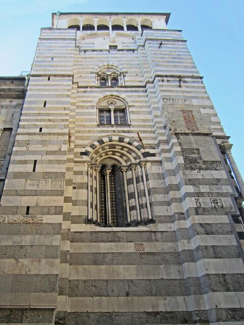 29.03.2012  Genova (Genua) - Italien.                        Chiesa di San Lorenzo 
(Kathedrale di San Lorenzo) (1098).
Piazza San Lorenzo.
Marmorsäulen. 
Zwei Löwen am Eingang. 
Schwarz-weiß gestreifte Marmorreihen.