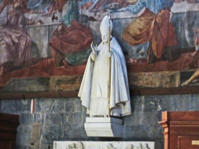 29.03.2012  Genova (Genua) - Italien.                        Chiesa di San Lorenzo 
(Kathedrale di San Lorenzo) (1098).
Piazza San Lorenzo.
Marmorsäulen. 
Zwei Löwen am Eingang. 
Schwarz-weiß gestreifte Marmorreihen.