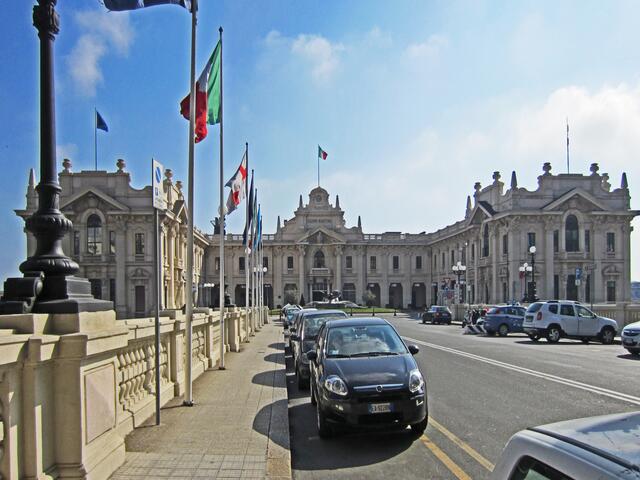 29.03.2012  Genova (Genua) - Italien. 
Stazione Marittima Genova.