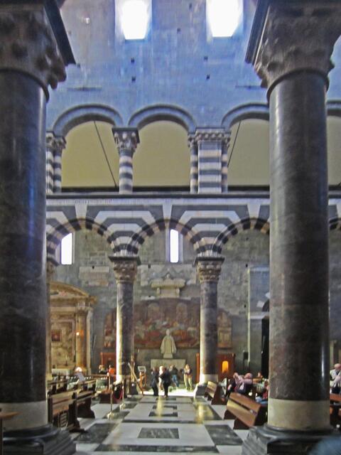 29.03.2012  Genova (Genua) - Italien.                        Chiesa di San Lorenzo 
(Kathedrale di San Lorenzo) (1098).
Piazza San Lorenzo.
Marmorsäulen. 
Zwei Löwen am Eingang. 
Schwarz-weiß gestreifte Marmorreihen.