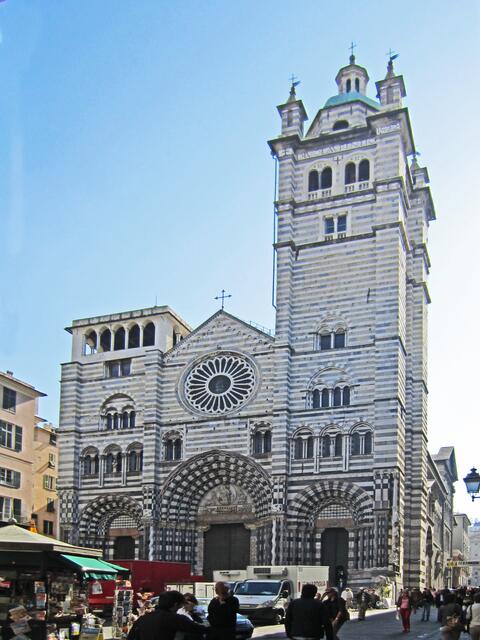 29.03.2012  Genova (Genua) - Italien.                        Chiesa di San Lorenzo 
(Kathedrale di San Lorenzo) (1098).
Piazza San Lorenzo.
Marmorsäulen. 
Zwei Löwen am Eingang. 
Schwarz-weiß gestreifte Marmorreihen.