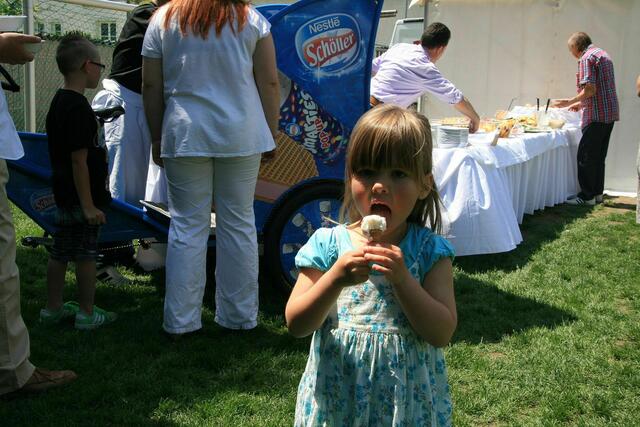 Leckeres Eis gab es für die Kinder, die alle herzlich mit eingeladen waren.