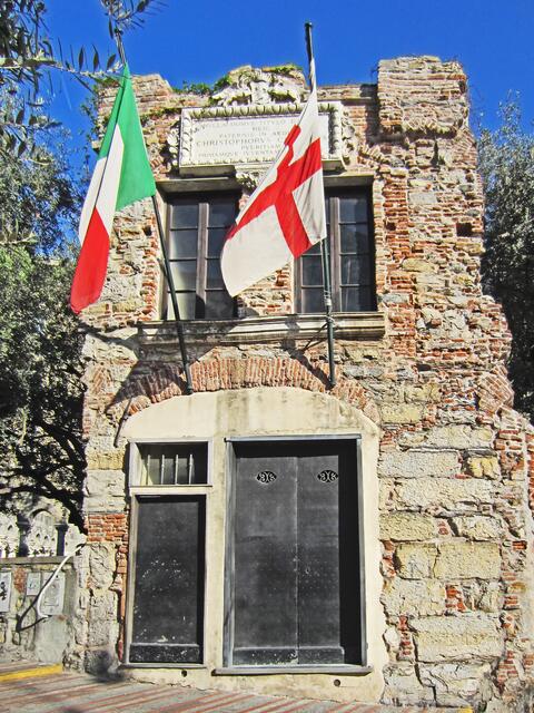 29.03.2012  Genova (Genua) - Italien. Video II.                       In der Nähe des Stadttor Porta Genova Soprana
liegt das Geburtshaus von Cristoforo Colombo
(1451 Genova - 1506 Valladolid).