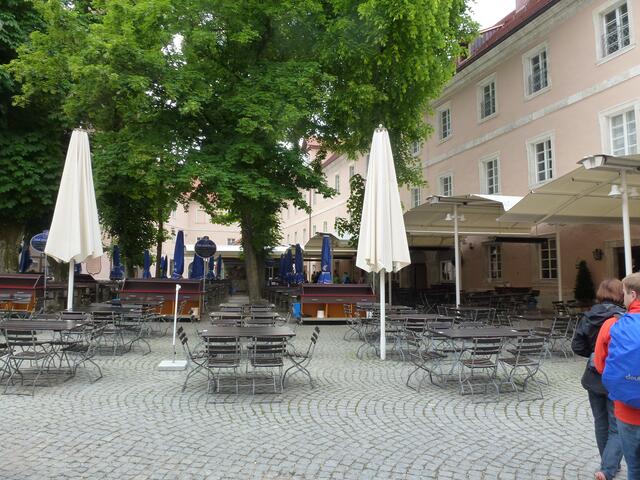 Verwaister Biergarten im Klosterhof