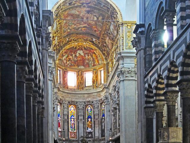 29.03.2012  Genova (Genua) - Italien.                        Chiesa di San Lorenzo 
(Kathedrale di San Lorenzo) (1098).
Piazza San Lorenzo.
Marmorsäulen. 
Zwei Löwen am Eingang. 
Schwarz-weiß gestreifte Marmorreihen.