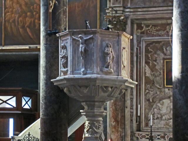 29.03.2012  Genova (Genua) - Italien.                        Chiesa di San Lorenzo 
(Kathedrale di San Lorenzo) (1098).
Piazza San Lorenzo.
Marmorsäulen. 
Zwei Löwen am Eingang. 
Schwarz-weiß gestreifte Marmorreihen.