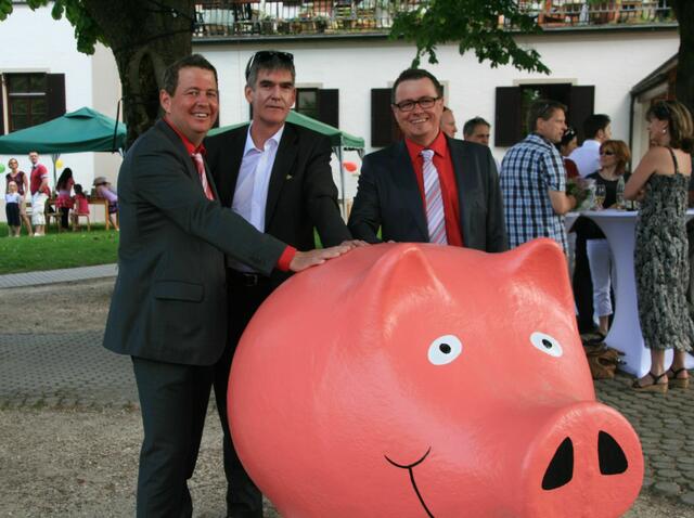 Die JuWel Wohnbau Geschäftsführer Michael Hendler (links) und Thomas Hendler (rechts) freuen sich, die großzügige Spende von 3.800 Euro an Ulrich Lorenz, den Gesamtleiter der Kinder-, Jugend- und Familienhilfe Hochzoll übergeben zu können.