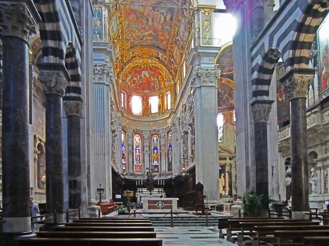 29.03.2012  Genova (Genua) - Italien.                        Chiesa di San Lorenzo 
(Kathedrale di San Lorenzo) (1098).
Piazza San Lorenzo.
Marmorsäulen. 
Zwei Löwen am Eingang. 
Schwarz-weiß gestreifte Marmorreihen.