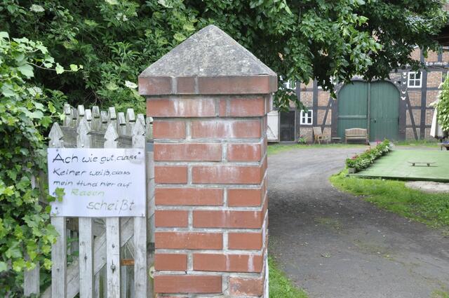 Hofeinfahrt in Velber. Man beachte die Satire auf dem Zettel.