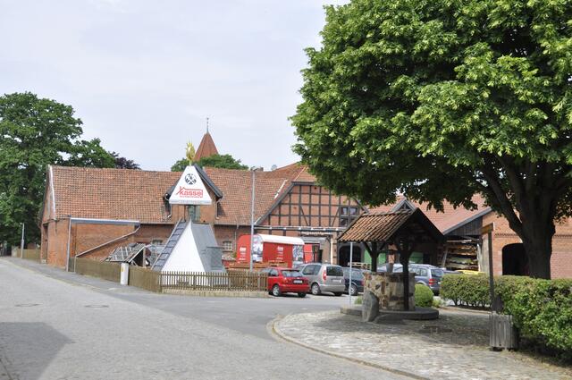 Hof mit Dachdeckerei Kassel in Kirchwehren.