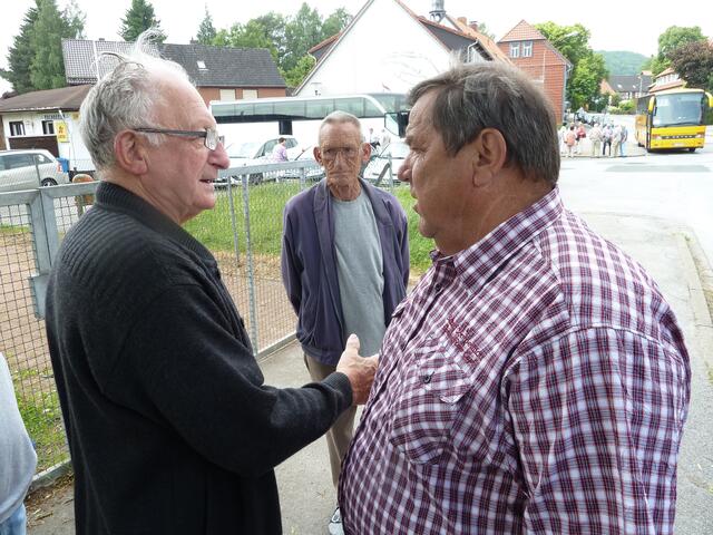 Der 81-jährige Benno Brandes und Peter Neumann nutzen die Zeit vor der Abfahrt zur Halbtagesfahrt zu einem ausführlichen Gespräch
