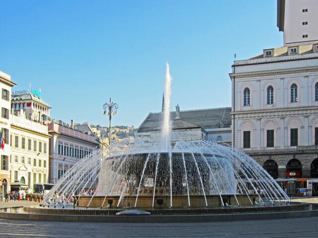 29.03.2012  Genova (Genua) - Italien. 
Piazza Raffaele de Ferrari.
„Das Herz und der Lebensmittelpunkt Genuas.“
Monumentaler Springbrunnen.