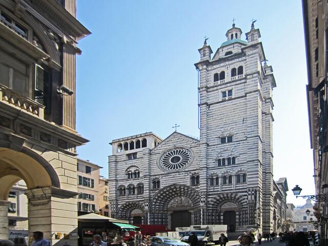 29.03.2012  Genova (Genua) - Italien.                        Chiesa di San Lorenzo 
(Kathedrale di San Lorenzo) (1098).
Piazza San Lorenzo.
Marmorsäulen. 
Zwei Löwen am Eingang. 
Schwarz-weiß gestreifte Marmorreihen.