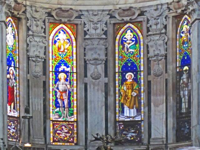 29.03.2012  Genova (Genua) - Italien.                        Chiesa di San Lorenzo 
(Kathedrale di San Lorenzo) (1098).
Piazza San Lorenzo.
Marmorsäulen. 
Zwei Löwen am Eingang. 
Schwarz-weiß gestreifte Marmorreihen.