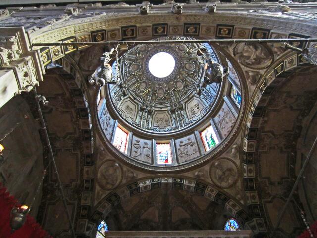 29.03.2012  Genova (Genua) - Italien.                        Chiesa di San Lorenzo 
(Kathedrale di San Lorenzo) (1098).
Piazza San Lorenzo.
Marmorsäulen. 
Zwei Löwen am Eingang. 
Schwarz-weiß gestreifte Marmorreihen.