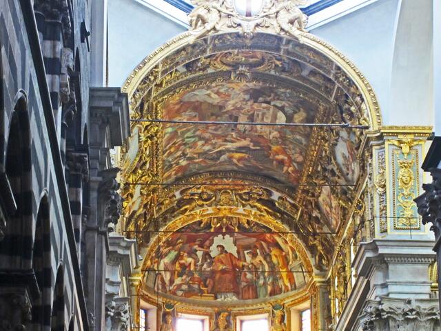 29.03.2012  Genova (Genua) - Italien.                        Chiesa di San Lorenzo 
(Kathedrale di San Lorenzo) (1098).
Piazza San Lorenzo.
Marmorsäulen. 
Zwei Löwen am Eingang. 
Schwarz-weiß gestreifte Marmorreihen.