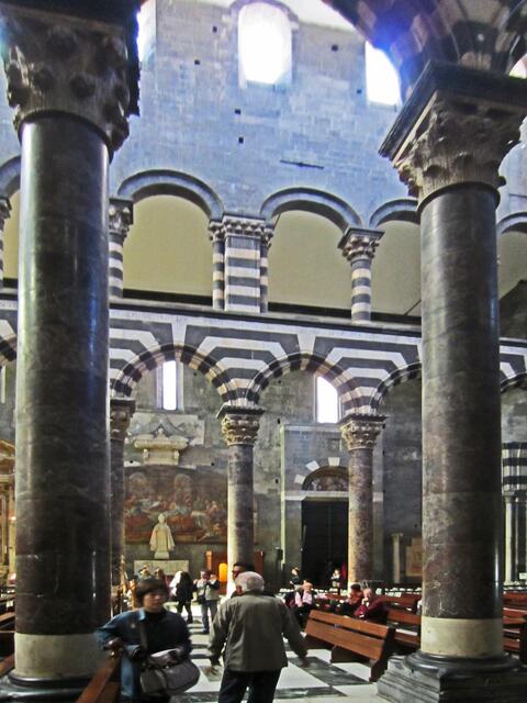 29.03.2012  Genova (Genua) - Italien.                        Chiesa di San Lorenzo 
(Kathedrale di San Lorenzo) (1098).
Piazza San Lorenzo.
Marmorsäulen. 
Zwei Löwen am Eingang. 
Schwarz-weiß gestreifte Marmorreihen.