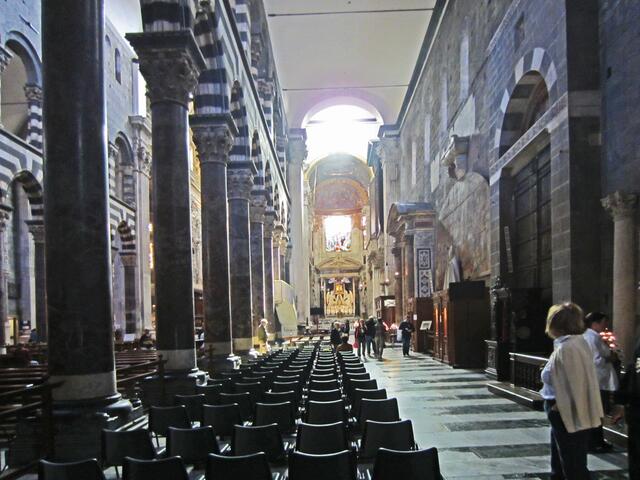 29.03.2012  Genova (Genua) - Italien.                        Chiesa di San Lorenzo 
(Kathedrale di San Lorenzo) (1098).
Piazza San Lorenzo.
Marmorsäulen. 
Zwei Löwen am Eingang. 
Schwarz-weiß gestreifte Marmorreihen.