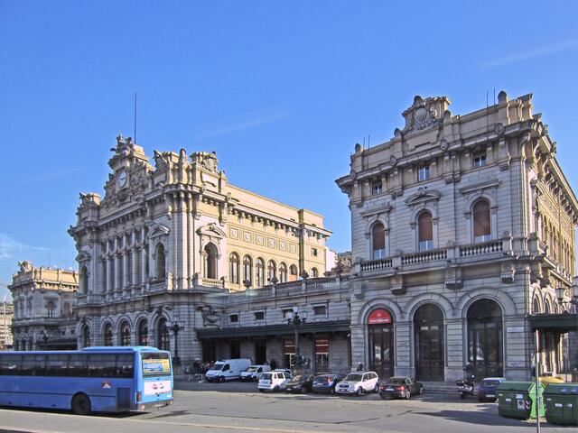 29.03.2012  Genova (Genua) - Italien.                              Bahnhof Genova Brignole (1905). 
Piazza Verdi im Stadtzentrum.