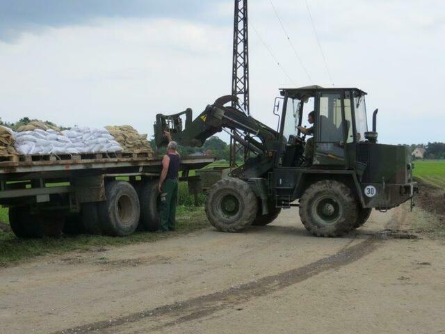ein Radlader der Bundewehr, er hat die Paletten bis zu den Booten gebracht