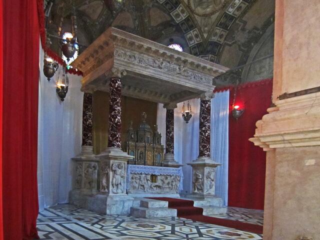 29.03.2012  Genova (Genua) - Italien.                        Chiesa di San Lorenzo 
(Kathedrale di San Lorenzo) (1098).
Piazza San Lorenzo.
Marmorsäulen. 
Zwei Löwen am Eingang. 
Schwarz-weiß gestreifte Marmorreihen.