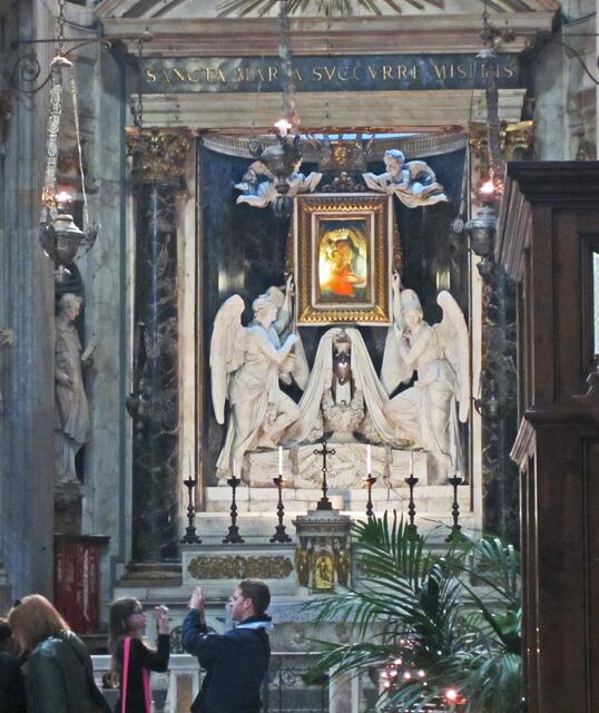 29.03.2012  Genova (Genua) - Italien.                        Chiesa di San Lorenzo 
(Kathedrale di San Lorenzo) (1098).
Piazza San Lorenzo.
Marmorsäulen. 
Zwei Löwen am Eingang. 
Schwarz-weiß gestreifte Marmorreihen.