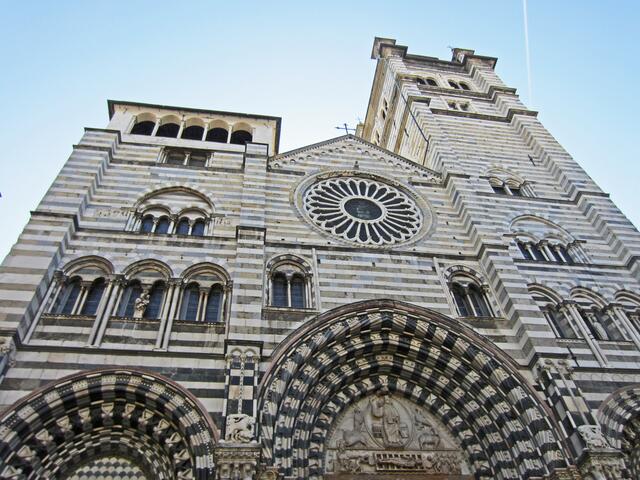 29.03.2012  Genova (Genua) - Italien.                        Chiesa di San Lorenzo 
(Kathedrale di San Lorenzo) (1098).
Piazza San Lorenzo.
Marmorsäulen. 
Zwei Löwen am Eingang. 
Schwarz-weiß gestreifte Marmorreihen.